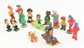 16 db régi gumi és bakelit mesefigura, közte jelzett Walt Disney, kopással, m: 4-8 cm