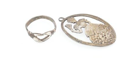 3 darab ezüst (Ag) tárgy, medál, gyűrű, lánc, jelzéssel, sérüléssel, nettó: 9 g