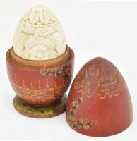 Festett fa tojástartóban faragott bakelit? tojás, kopással, m: 11 cm