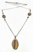 Ezüst (Ag) nyaklánc medállal, tigrisszem berakásokkal. Jelzett, bruttó 23,2 g, h: 46 cm