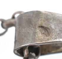 Ezüst (Ag) nyaklánc medállal, tigrisszem berakásokkal. Jelzett, bruttó 23,2 g, h: 46 cm