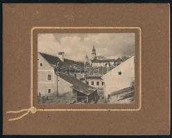 cca 1910 Körmöcbánya (Kremnica, Felvidék) Pipagyár, háttérben a Szent Katalin vártemplom 8x11 cm-es fekete-fehér fotó paszpartuban. Karton 14x17 cm / Kremnica, SK Pipe factory