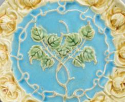 4 darab szecessziós mázas fajansz tányér, növényi mintákkal díszítve, kopással, d: 18 cm