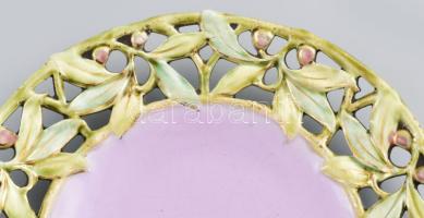 4 darab szecessziós mázas fajansz tányér, áttört növényi mintákkal díszítve, kopással, d: 20 cm