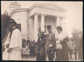 cca 1930-1940 Habsburg-Lotaringiai József Ágost főherceg és felesége, Auguszta Mária Lujza bajor hercegnő egy ünnepi körmeneten, fotónyomat, hátoldalán ragasztás nyomaival, 18x13,5 cm