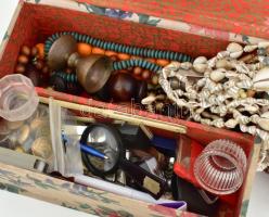 Díszdoboz, tele régiséggel: papírvágó, bizsuk, nagyító, gombok, öngyújtó, kis üvegek, stb