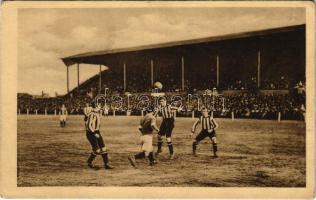 1913 Sunderland-FTC labdarúgó mérkőzés, Sunderland csatárjai Bródit fejessel cselezik, kiadja Klasszikus pillanatok vállalat 5 f. sz. Révész és Bíró / Sunderland-FTC football match (Rb)