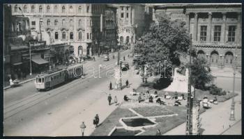 1948 Budapest, Blaha Lujza tér villamos, Tinódi Lantos Sebestyén szobrával, fotó, 4,5×8,5 cm