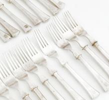 Alpakka evőeszközök: 11 db kés + 12 db villa, zömmel monogramosak