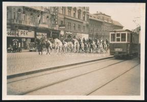 1937 Budapest, lovas katonák felvonulása, mellettük a 67-es villamos, fotó, 6×8,5 cm