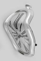 Salvador Dalí világát idéző "Elfolyó óra", asztal/polc szélére tehető, elemes kvarc óra (elem nélkül), 18x11,5x14 cm