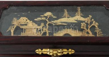 Távol-keleti ékszertartó szekrényke, lakkozott, ajtaján és fedelén parafaképekkel díszített, belül p...