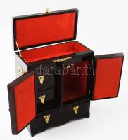 Távol-keleti ékszertartó szekrényke, lakkozott, ajtaján és fedelén parafaképekkel díszített, belül p...