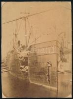 Sérült hadihajó, feltehetően az I. világháború idejéből, kartonra kasírozott korabeli fotó, jelzés nélkül, sérült, 21,5x16 cm