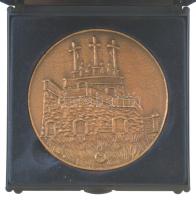 Horváth Tibor (1958-) 2001. "A Váci Kálvária restaurálása" bronz emlékérem tanúsítvánnyal,...