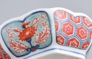 6 darab japán szusi szószos tálka, egyiken pattanással, masszába nyomott jelzéssel, d: 8 cm