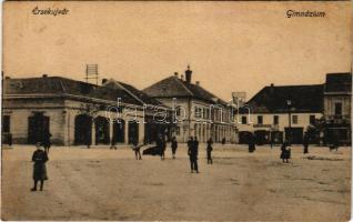 Érsekújvár, Nové Zámky; gimnázium, üzletek. Vasúti levelezőlapárusítás 17. 1918. / school, shops (r)