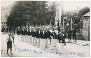 1935 Fogaras, Fagaras; Fogarasi Magyar Dalegylet férficsoportja a református paplak előtt / men's group of the Hungarian Choir Association in front of the Calvinist rectory. photo (vágott / cut)