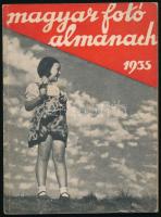 1935 Magyar fotó almanach. A magyar fotografálás évkönyve. Bp.,(1935),"Amatőr Rádió" - Technika - Foto, (Bethánia-ny.),127+1 p.+16 (fekete-fehér képtáblák) t. A borítón Gruber Ferenc fotójával. Benne gazdag fekete-fehér képanyaggal, közte: Pécsi József, Csörgeő Tibor, Szöllősy Kálmán, Balogh Rudolf, Dulovits Jenő, Vadas Ernő, Angyalfi Andor, Kinszki Imre, Kerny István és mások fotóival illusztrált. Szövevközti fekete-fehér fotókkal, és egészoldalas térképekkel illusztrált. Kiadói papírkötés.