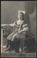 1912 Újpest, Sellei Károly fényképészeti műtermében készült, keményhátú vintage fotó, a kislány kezében egy 1912-es naptár, amin a ,,Fehér Kereszt Lelenczház Egyesület" olvasható, a felvétel lehet, hogy a gyermek örökbeadásához készült, 16x10 cm