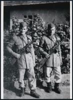 cca 1952 Határőr katonák dobtáras géppisztollyal, Dzubay Árpád sátoraljaújhelyi fényképész hagyatékából 1 db modern nagyítás, 21x15 cm