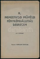 1939 II. Nemzetközi művészi fényképkiállítás Debrecen. 1939. szeptember. Debrecen, 1939, Debreceni Fotoclub, (Lehotai-ny.), 16 p. Benne fekete-fehér fotókkal, közte Angyalfi Andor, Vadas Ernő fotóival. Benne nemzetközi és magyar fotósok neveivel, közte Angyalfi Andor, Aszmann Ferenc, Csörgeő Tibor, Vadas Ernő és mások. Kiadói papírkötés, foltos borítóval.