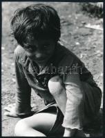 1975 Dobai Tivadar budapesti fotóművész feliratozott, vintage fotóművészeti alkotása (A kis huncut), ezüst zselatinos fotópapíron, a használatból eredő (esetleges) kisebb hibákkal, 24x18 cm22,8x17,2 cm