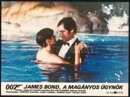 cca 1989 ,,007 James Bond, a magányos ügynök című amerikai film egy jelenete, 1 db vintage produkciós filmfotó, a használatból eredő (esetleges) kisebb hibákkal, 18x24 cm