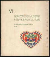 1939 VI. Nemzetközi művészi fényképkiállítás. 1939. szeptember - október. Sopron - Szombathely (Hongrie.) Sopron, 1939, Soproni Fotoclub, (Röttig-Romwalter-ny.), 18+8 p.+3 (kétoldalas fekete-fehér képtáblák) t. +1 (Díjazás - Zuerkennungen - Awards) p. Fekete-fehér fotókkal, közte Aszman Ferenc fotójával illusztrált. Benne ismert nemzetközi és magyar fotósokkal, közte Angyalfi Andor, Aszmann Ferenc, Csörgeő Tibor, Kinszki Imre, Vadas Ernő és mások. Korabeli reklámokkal. Kiadói papírkötés, foltos borítóval, a borítón hajtásnyommal, a borító alsó sarkán egészen kis szakadással.