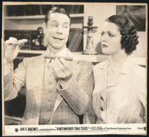 cca 1939 előtti ,,Earthworm Tractors" című amerikai film egy jelenete, 1 db vintage produkciós filmfotó, ezüst zselatinos fotópapíron, Pánczél György (1920-?) filmtörténész hagyatékából (film- és színházifotó gyűjteményéből), rajzlapra felragasztva, a használatból eredő - esetleges - kisebb hibákkal, 17,5x19,4 cm