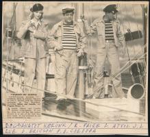 cca 1942 ,,Bocsánatot kérünk" című amerikai film egy jelenete, 1 db vintage produkciós filmfotó, ezüst zselatinos fotópapíron, Pánczél György (1920-?) filmtörténész hagyatékából (film- és színházifotó-gyűjteményéből), rajzlapra felragasztva, a használatból eredő - esetleges - kisebb hibákkal, saját kézírásával kiegészítve, sajtóközlemény ráragasztva, 18,5x20 cm