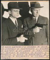 cca 1939 előtti ,,A rend katonái" című amerikai film egy jelenete, 1 db vintage produkciós filmfotó, ezüst zselatinos fotópapíron, Pánczél György (1920-?) filmtörténész hagyatékából (film- és színházifotó gyűjteményéből), rajzlapra felragasztva, a használatból eredő - esetleges - kisebb hibákkal, saját kézírásával kiegészítve, + hozzáadva a hátoldalra ragasztott vintage fotót ,,Nagyváros" című filmből, 16,5x18 cm és 14x11,4 cm