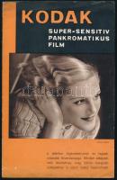 cca 1930 Kodak super-sensitiv pankromatikus film prospektus. Bp., Tolnai-ny., 8 sztl. lev. Benne gazdag fekete-fehér fotóanyaggal illusztrált, közte több Pécsi József (1889-1956), Balogh Rudolf (1879-1944), Escher Károly (1890-1966) és mások fotóival. Kiadó papírkötés. + cca 1930 1 ujjal könnyen... Kodak prospektus. hn., én., Löbl D. és Fia, kis szakadással, 2 sztl. lev.