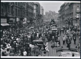 1948 Budapest, a londoni olimpiáról hazatérő sportolókat ünneplő tömeg, még a villamosok tetőjéről is nézték az eseményt, Kotnyek Antal (1921-1990) budapesti fotóriporter hagyatékából 1 db modern nagyítás, jelzés nélkül, 15x21 cm