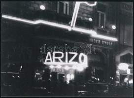 cca 1933 Budapest, az Arizona éjszakai mulató utcai portálja, Kinszki Imre (1901-1945) budapesti fotóművész hagyatékából 1 db modern nagyítás, jelzés nélkül, 15x24 cm