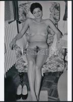 cca 1968 ,,Végre itthon - pihenő az öblös fotelban", szolidan erotikus felvétel, 1 db modern nagyítás Marinkay István (1920-?) veszprémi fotóművész hagyatékából, jelzés nélkül, 21x15 cm