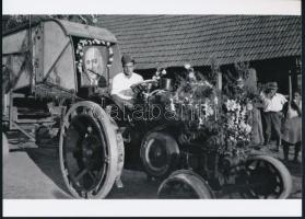 cca 1953 Rákosi propaganda egy nyírségi faluban, ahová megérkezett az első körmös traktor a helyi TSZ-be, 1 db modern nagyítás korabeli negatívról, 15x21 cm