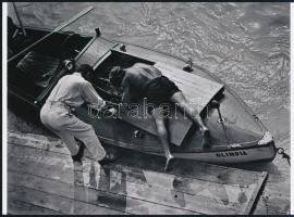 cca 1935 Seiden Gusztáv (1900-1992) budapesti fotóművész (aki később Londonban élt, de ott már nem fotografált) ,,Az Olimpia hajó tulajdonosa és szerelője" című alkotása, 1 db modern nagyítás életrajzi könyvének anyagából, 21x15 cm