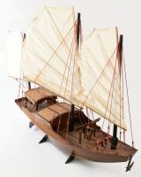 Nagy méretű hajómakett, fa, textil, korának megfelelő állapotban, 90x24x73 cm