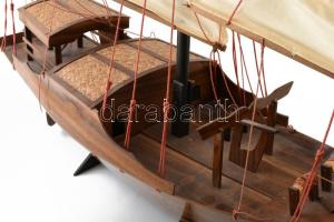 Nagy méretű hajómakett, fa, textil, korának megfelelő állapotban, 90x24x73 cm