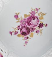 Wallendorf lila virágmintás kínáló, aranyozott gomb díszítéses áttört kosármintával, jelzéssel, hibá...