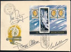 Neil Armstrong (1930-2012), Michael Collins (1930- ), Buzz Aldrin (1930- ) amerikai űrhajósok aláírásai emlékborítékon / signatures of Neil Armstrong (1930-2012), Michael Collins (1930- ), Buzz Aldrin (1930- ) American astronauts on envelope