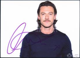 Luke Evans (1979-) színész aláírása fotón / autograph signature