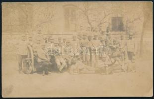 cca 1910-1918 Cs. és kir. tüzéregység csoportképe, ágyúkkal és lövedékekkel, fotólap, 14x8,5 cm