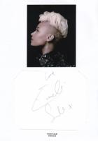 Emeli Sandé (1987-) brit énekesnő és dalszerző aláírása papírlapon