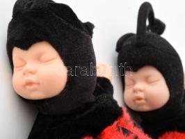 2 db Anne Geddes katicaruhás baba, jó állapotban, m: 22 cm