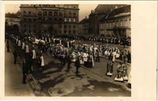 1934 Budapest I. Szent István-napi körmenet a Várban, háttérben a Honvéd főparancsnokság, Dísz tér (EK)