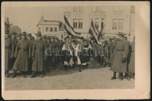 cca 1940 Kézdivásárhely, katonai ünnepség, fotó, felületén törésnyomok, 12×18 cm