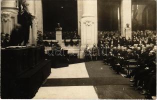 Budapest XI. Műszaki egyetem, aula, diákünnepség, Steindl Imre mellszobra. photo (EK)