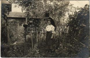 1907 Budapest XVI. Rákosszentmihály, kert, hölgy napernyővel, giccses kerti törpékkel. photo